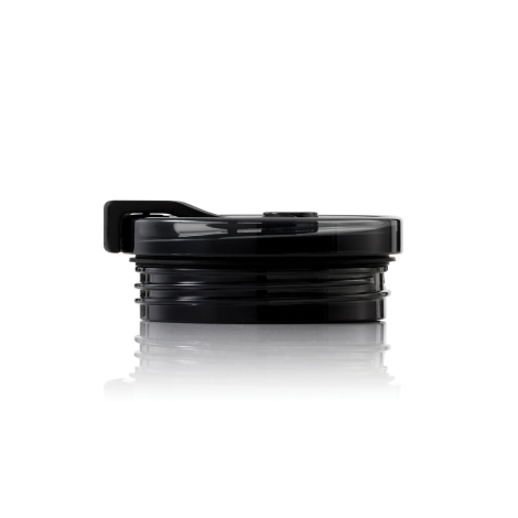 Gros plan de profil sur le couvercle noir transparent du mug isotherme, avec filetage visible et système d’ouverture rabattable.