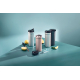 Plusieurs mugs isothermes de différentes finitions disposés sur une surface turquoise avec citrons, glaçons et couvercle amovibl