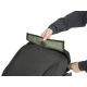 Détail du rabat supérieur d’un sac à dos noir ouvert par une personne, montrant son système de fermeture circulaire. Détail du rabat supérieur d’un sac à dos noir ouvert par une personne, montrant son système de fermeture circulaire.