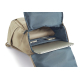 Sac à dos beige ouvert, montrant un compartiment intérieur avec ordinateur portable, poches de rangement et petits appareils éle Sac à dos beige ouvert, montrant un compartiment intérieur avec ordinateur portable, poches de rangement et petits appareils éle