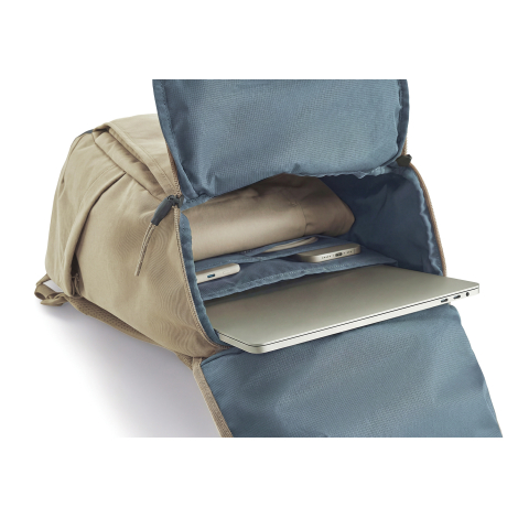 Sac à dos beige ouvert, montrant un compartiment intérieur avec ordinateur portable, poches de rangement et petits appareils éle