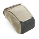 Dessous d’un sac à dos beige vu en détail, avec empiècement inférieur foncé et coutures de renfort. Dessous d’un sac à dos beige vu en détail, avec empiècement inférieur foncé et coutures de renfort.