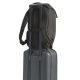 Sac à dos noir fixé sur la poignée télescopique d’une valise grâce au passant horizontal situé au dos. Sac à dos noir fixé sur la poignée télescopique d’une valise grâce au passant horizontal situé au dos.