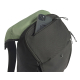 Détail du haut d’un sac à dos noir avec une poche zippée contenant un smartphone et rabat supérieur relevé. Détail du haut d’un sac à dos noir avec une poche zippée contenant un smartphone et rabat supérieur relevé.