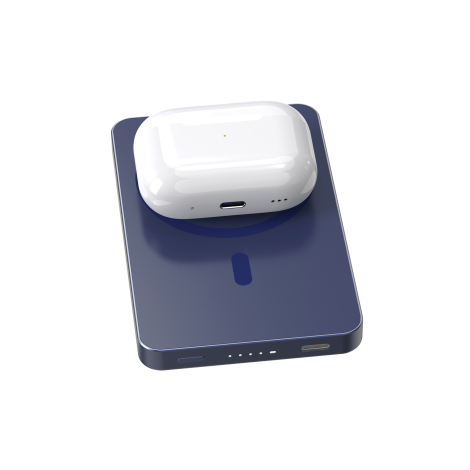 Boîtier d’écouteurs sans fil blanc posé sur une batterie externe bleu foncé, avec port de connexion, voyants lumineux et repères