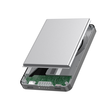 Vue éclatée d’une batterie externe rectangulaire argentée montrant son capot séparé, sa carte électronique interne et plusieurs 