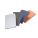 Composition de quatre batteries externes rectangulaires présentées en perspective dans des coloris argenté, gris foncé, bleu et Composition de quatre batteries externes rectangulaires présentées en perspective dans des coloris argenté, gris foncé, bleu et