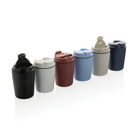 Composition de six tasses à café avec couvercle, alignées en différentes teintes de noir, blanc, rouge, bleu clair, beige et ble