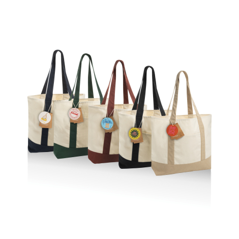 Ensemble de cinq sacs cabas écrus présentés dans différents coloris de finitions, avec anses et renforts inférieurs contrastés a