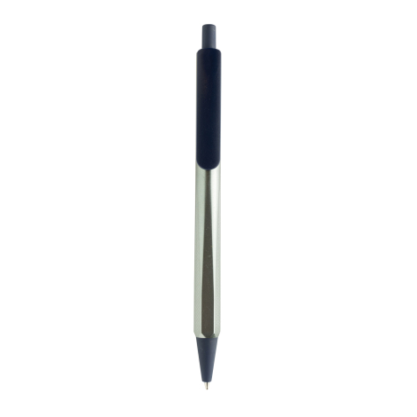 Stylo à bille présenté de face avec corps argenté à trois faces, pointe et partie supérieure bleu foncé, bouton-poussoir et larg