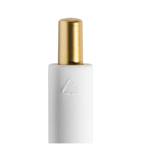 Gros plan sur l’extrémité supérieure d’un stylo blanc, montrant le bouton-poussoir doré et un symbole de recyclage moulé sur le 