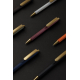 Composition de plusieurs stylos à trois faces disposés en diagonale sur fond noir, dans différents coloris dont bordeaux, blanc, Composition de plusieurs stylos à trois faces disposés en diagonale sur fond noir, dans différents coloris dont bordeaux, blanc,