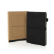 Carnet organiseur noir fermé présenté devant son emballage en carton, avec couverture à rabats, fermeture par élastique horizont Carnet organiseur noir fermé présenté devant son emballage en carton, avec couverture à rabats, fermeture par élastique horizont