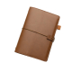 Vue de trois quarts du carnet organiseur marron fermé, montrant la couverture souple, les surpiqûres périphériques et la fermetu Vue de trois quarts du carnet organiseur marron fermé, montrant la couverture souple, les surpiqûres périphériques et la fermetu