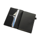 Organiseur noir ouvert montrant plusieurs poches intérieures contenant des documents et un carnet à couverture noire maintenu pa Organiseur noir ouvert montrant plusieurs poches intérieures contenant des documents et un carnet à couverture noire maintenu pa