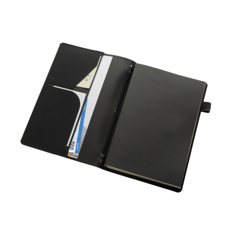 Organiseur noir ouvert montrant plusieurs poches intérieures contenant des documents et un carnet à couverture noire maintenu pa