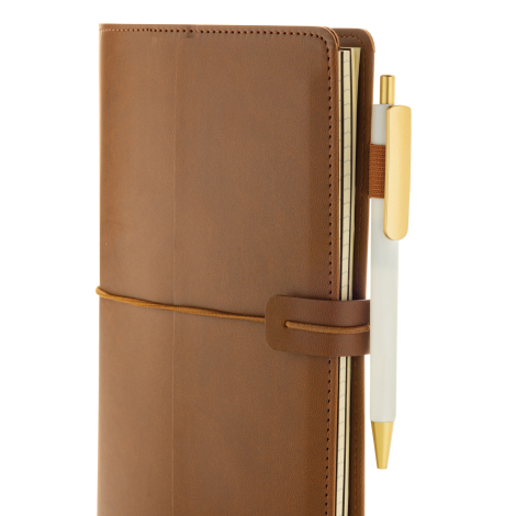Vue rapprochée du carnet organiseur marron fermé avec un stylo maintenu dans le passant élastique latéral.