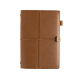 Vue arrière du carnet organiseur marron fermé, avec couverture à surpiqûres, fermeture élastique horizontale et passant pour sty Vue arrière du carnet organiseur marron fermé, avec couverture à surpiqûres, fermeture élastique horizontale et passant pour sty