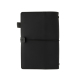 Vue arrière d’un carnet organiseur noir fermé, avec fermeture élastique horizontale et passant latéral. Vue arrière d’un carnet organiseur noir fermé, avec fermeture élastique horizontale et passant latéral.