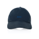 Vue de face d’une casquette bleu foncé à cinq panneaux, avec visière incurvée ornée de plusieurs lignes de surpiqûres et marquag