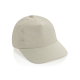 Casquette beige présentée de trois quarts, avec calotte souple à cinq panneaux, bouton supérieur assorti, visière incurvée surpi
