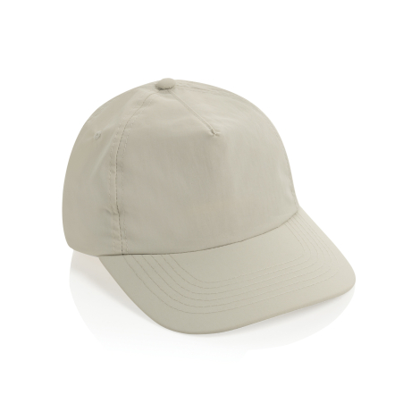 Casquette beige présentée de trois quarts, avec calotte souple à cinq panneaux, bouton supérieur assorti, visière incurvée surpi