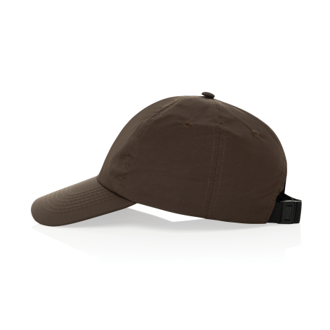 Vue de profil d’une casquette marron avec visière incurvée, coutures verticales sur la calotte, œillets d’aération et sangle de 