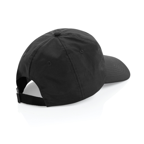 Vue arrière de trois quarts d’une casquette noire montrant les coutures des panneaux, les œillets d’aération, l’ouverture arrièr