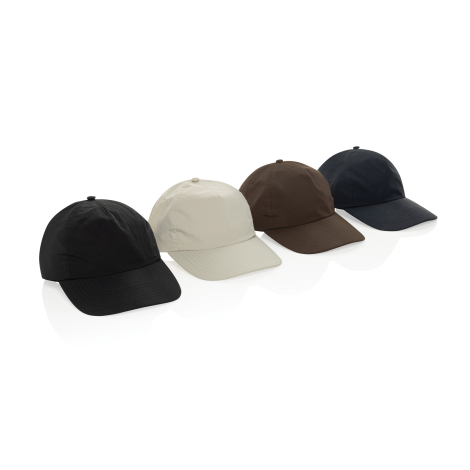 Composition de quatre casquettes à cinq panneaux disposées en perspective dans des coloris noir, beige, marron et bleu foncé, to