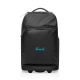 Vue de face d’un sac à dos de voyage noir à roulettes, avec poignée supérieure, grande poche frontale zippée et marquage bleu vi Vue de face d’un sac à dos de voyage noir à roulettes, avec poignée supérieure, grande poche frontale zippée et marquage bleu vi