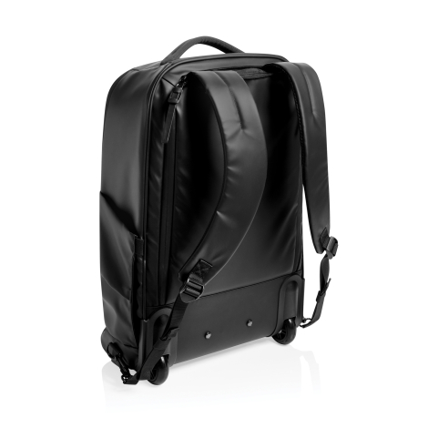 Vue arrière de trois quarts du sac à dos noir, avec deux bretelles rembourrées réglables et les roulettes intégrées dans le fond
