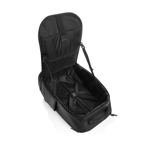 Vue du sac à dos ouvert, montrant son grand compartiment principal vide, les sangles de maintien croisées et les rangements amén