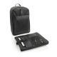 Sac à dos noir présenté de trois quarts avec son compartiment amovible pour ordinateur sorti du sac, montrant plusieurs poches e