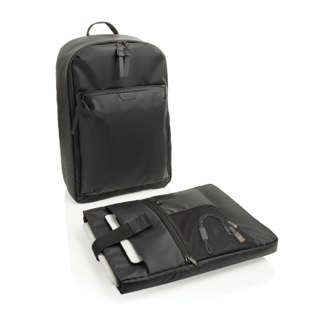 Sac à dos noir présenté de trois quarts avec son compartiment amovible pour ordinateur sorti du sac, montrant plusieurs poches e