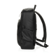 Vue de profil du sac à dos noir, montrant son épaisseur, une poche latérale et les bretelles rembourrées.