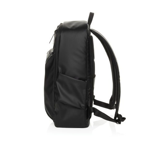 Vue de profil du sac à dos noir, montrant son épaisseur, une poche latérale et les bretelles rembourrées.