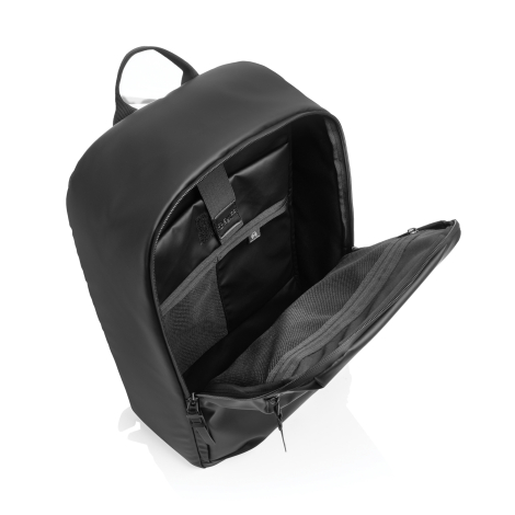Vue plongeante du sac à dos noir ouvert, montrant le compartiment principal et plusieurs poches intérieures, dont une poche en m