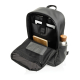 Vue du sac à dos noir ouvert et équipé, avec ordinateur, carnet et autres accessoires rangés dans les différents compartiments, 