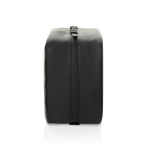 Vue de profil de la trousse de toilette noire montrant son épaisseur et la fermeture zippée centrale munie de deux tirettes.