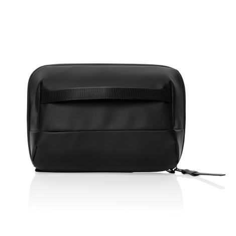 Vue arrière d’une trousse de toilette noire présentant une large sangle horizontale sur la partie supérieure et une fermeture zi