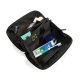 Vue intérieure d’une trousse de toilette noire ouverte et garnie de produits de toilette, avec plusieurs compartiments accueilla Vue intérieure d’une trousse de toilette noire ouverte et garnie de produits de toilette, avec plusieurs compartiments accueilla