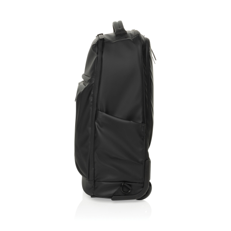 Vue de profil du sac à dos de voyage noir, montrant son épaisseur, une poche latérale et une roulette à la base.