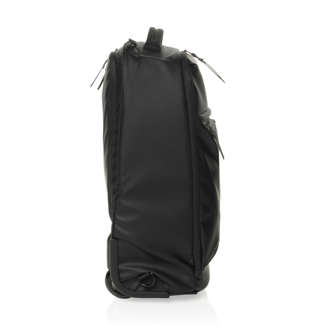 Vue de l’autre profil du sac à dos de voyage noir, avec plusieurs fermetures zippées, une poche latérale et une roulette visible