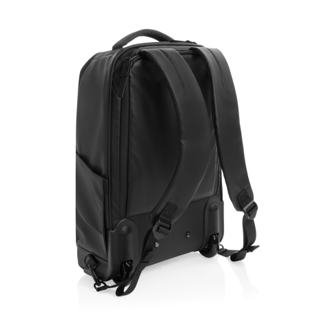 Vue arrière de trois quarts du sac à dos de voyage noir, montrant les deux bretelles rembourrées réglables, le fond rigide et le