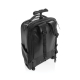 Vue arrière de trois quarts du sac à dos en configuration trolley, avec poignée télescopique sortie, bretelles rabattues et roul Vue arrière de trois quarts du sac à dos en configuration trolley, avec poignée télescopique sortie, bretelles rabattues et roul