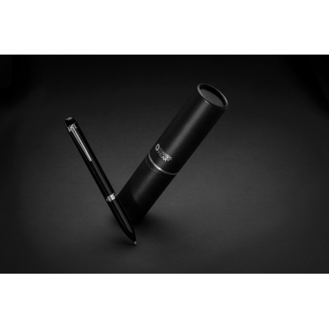Stylo à bille noir présenté en diagonale devant son étui cylindrique noir, sur un fond sombre.