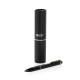 Stylo à bille noir posé devant un étui cylindrique noir vertical, avec finitions métalliques anthracite sur le clip et les bague Stylo à bille noir posé devant un étui cylindrique noir vertical, avec finitions métalliques anthracite sur le clip et les bague