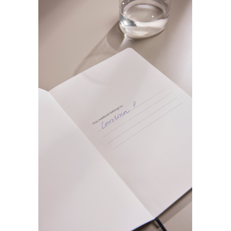 Gros plan sur une page intérieure du carnet comportant plusieurs lignes destinées à inscrire les coordonnées de son propriétaire