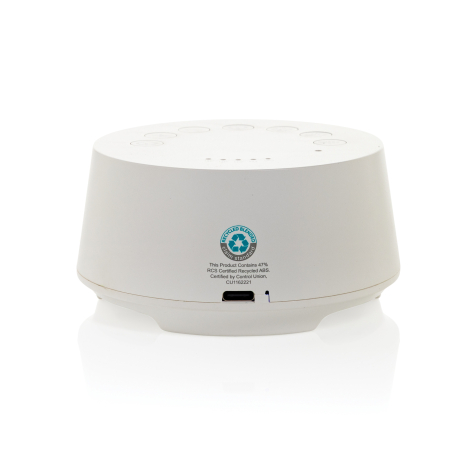 Vue arrière de l’enceinte à bruit blanc montrant un port USB-C en partie basse, un marquage lié aux matériaux recyclés et plusie