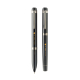 Vue de face d’un coffret composé d’un stylo à bille et d’un roller noirs à finition brillante, avec clips et bagues métalliques Vue de face d’un coffret composé d’un stylo à bille et d’un roller noirs à finition brillante, avec clips et bagues métalliques